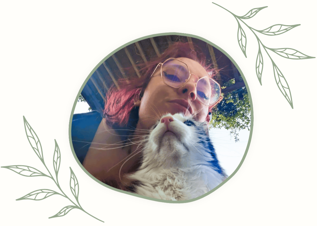Photographie de la petsitter Morgane avec un  chat proche d'elle blanc nommé Polo