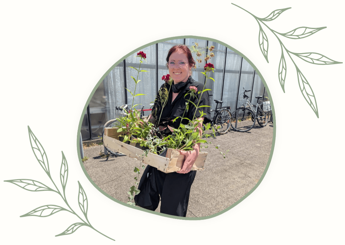 Photo d'une femme souriante entourée de fleurs
